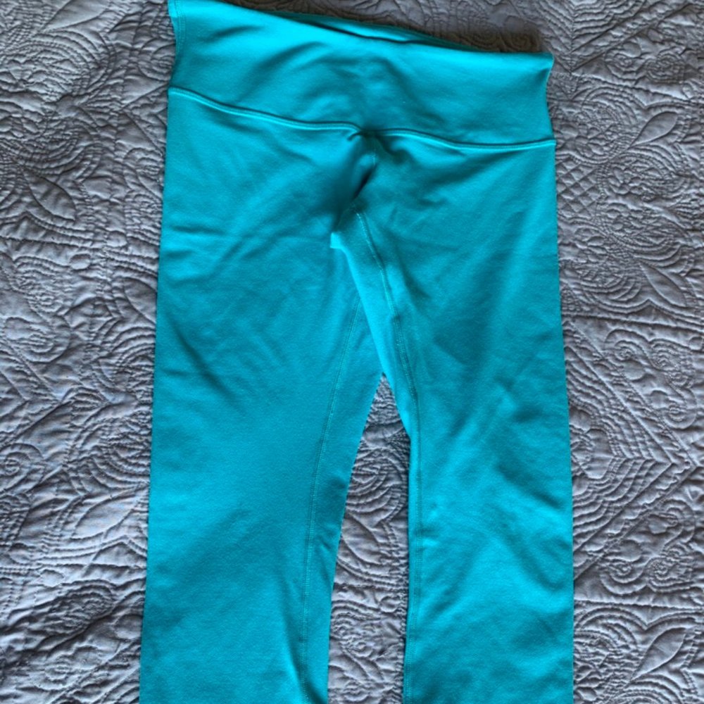 lululemon Sz6 Tiffany Blue Crop Leggings